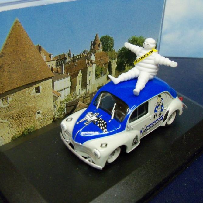 Renault 4 CV Diorama Style Route Bleue